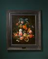 Cornelis de Heem - Stillleben mit Orangen, Rosen, Goldblume und anderen Blumen auf einer Steinplatte mit Walderdbeeren auf einer Wanli-Schale sowie einer geschälten Zitrone, Kirschen und Stachelbeeren - image-2