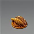 A stained ivory netsuke of a bird on a sedge hat. 19th century - image-2
