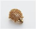 A small 18k gold and emerald hedgehog clip. - image-1