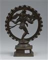 Tanzender Shiva in Flammenaureole (Shiva Nataraja). Bronze. Süd-Indien. Im Chola-Stil, 19. Jh. - image-2