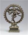 Tanzender Shiva in Flammenaureole (Shiva Nataraja). Bronze. Süd-Indien. Im Chola-Stil, 19. Jh. - image-1