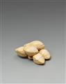An ivory netsuke of a group of gingko nuts. Early 19th century - image-2
