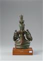 Figur des Prajnaparamita. Bronze. Thailand, vermutlicher Fundort Provinz Nakhom Ratchasima, Amphoe Khong. Lopburi-Stil. 12./13. Jh. - image-2