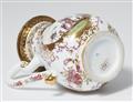 A Meissen porcelain coffee pot with Hoeroldt Chinoiseries - image-5