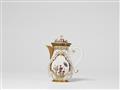 A Meissen porcelain coffee pot with Hoeroldt Chinoiseries - image-1