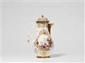 A large Meissen porcelain coffee pot with finely painted Hoeroldt Chinoiseries - image-3