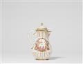 A Meissen porcelain coffee pot with Chinoiserie decor - image-3