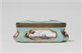 An important Meissen porcelain snuff box with water landscapes and a genre scene - image-7