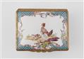 A porcelain snuff box with poultry motifs - image-1