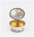 A porcelain snuff box with scenes in the manner of Watteau - image-2