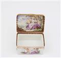 A porcelain snuff box with allegories of love - image-2