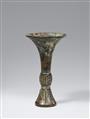 Hoher Zeremonialbecher in Form eines archaischen gu. Bronze. Kopie nach einem Shang-zeitlichen Vorbild. - image-1