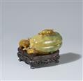 A green-brown chalcedony lidded box. Around 1900 - image-3