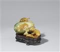 A green-brown chalcedony lidded box. Around 1900 - image-1