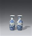 Paar große blau-weiße Vasen. 19./20. Jh. - image-1