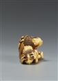 A partly stained ivory netsuke of two oni at setsubun. Hakata, attributed to Otoman. Ca. 1830 - image-4