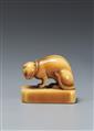 An ivory seal-type netsuke of a cat. 18th century - image-3