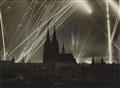 Anonym - Leuchtspurmunition, schießende Flak und Scheinwerfer während eines Fliegerangriffs auf Köln - image-1