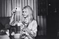 Jacques Héripret - Brigitte Bardot regarde ses Diapos - image-1