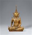 Großer, sitzender königlich geschmückter Buddha Shakyamuni. Bronze, über Schwarzlack vergoldet und Spiegelglassteine. Thailand, Ratanakosin. 19. Jh. - image-1