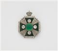 Fürstliche Ordenskreuz-Brosche mit Smaragd - image-1