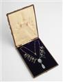 A British Arts & Crafts 18k gold, enamel and moonstone dragonfly necklace with original case of Liberty & Co. - image-2