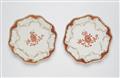 Paar Schüsseln aus dem Tafelservice für Friedrich II mit rotem Mosaikrand und indianischer Blume - image-1