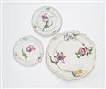 A round Strasbourg faience platter and two plates with 'fleurs esseulées' - image-1