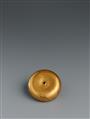 A gold and lacquered wood kagamibuta netsuke. Mid 19th century - image-2