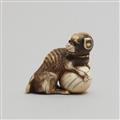 Netsuke eines Hundes mit Ball. Elfenbein. Um 1800 - image-3