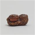 An Ise-Yamada boxwood netsuke of a toad next to a rock. 19th century - image-3