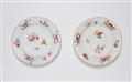 Paar Speiseteller aus dem Tafelservice für König Friedrich II. mit indianischen Vögeln, Blumen und Früchten - image-1