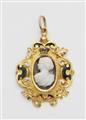 An 18k gold and enamel cartouche frame pendant with a probably Italian 
Renaissance layered chalcedony cameo depicting a lady‘s bust in the style 
of Hellenistic empresses. - image-1