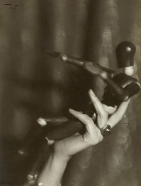Germaine Krull - Ohne Titel (Handstudie mit Puppe)