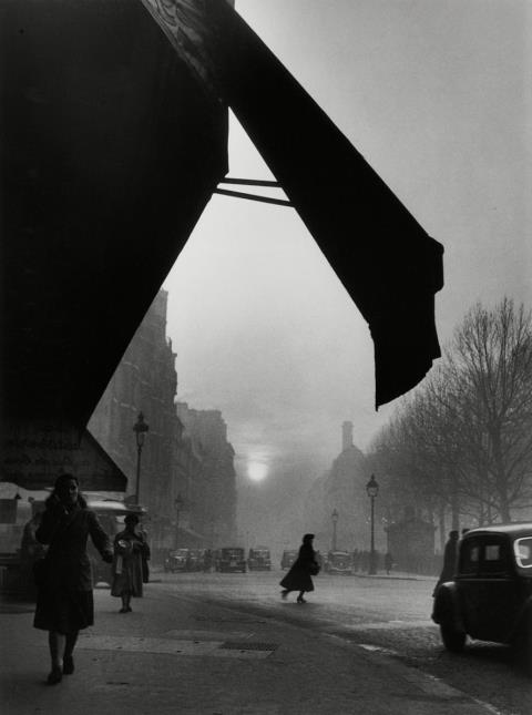Willy Ronis - Carrefour Sèvres-Babylone, Paris