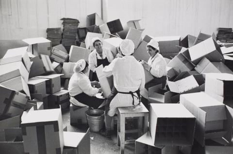 Henri Cartier-Bresson - Kartonfertigung für den Versand des Ararat-Likörs, Eriwan, Armenien (Production of Boxes for Ararat liqueur, Armenia)