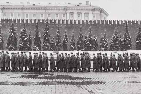 Henri Cartier-Bresson - Soldaten auf dem Roten Platz vor dem Lenin-Museum, Moskau (Soldiers on the Red Square in front of the Lenin Museum, Moscow)