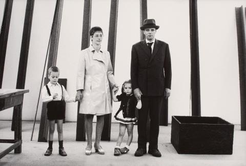 Robert Lebeck - Joseph Beuys und Familie auf der Documenta in Kassel (Joseph Beuys and his family at Documenta in Kassel)