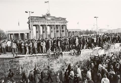 Barbara Klemm - Fall der Mauer, Berlin, 10. November 1989 (Fall of the Wall, Berlin, November 10, 1989)