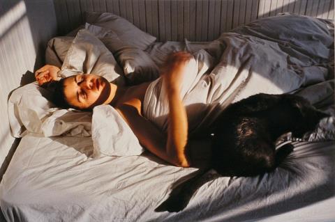Nan Goldin - Siobhan with a cat, New York