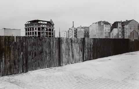 Will McBride - Bretterzaun Nähe Potsdamer Platz, Berlin (Timber fence, near Potsdamer Platz, Berlin)