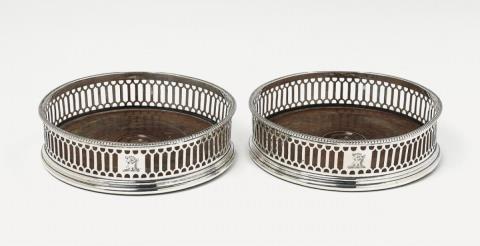 Robert Hennell I - A pair of George III London silver coasters. Marks of Robert Hennell, 1774.
