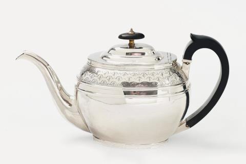Solomon Hougham - A George III London silver teapot. Marks of Solomon Hougham, 1804.