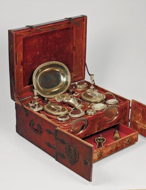 Georg Friebel - A large Augsburg silver travel service in a fitted casket. Marks of Christian Winter and Georg Friebel, 1701 - 05. Großes Reiseservice im Koffer