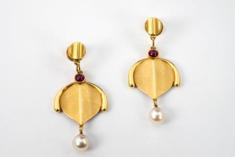 Christa Bauer - A German pair of ruby ear pendants.