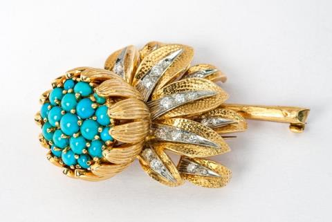  Kutchinsky Jewellers - An 18 ct gold and turqoise floral brooch by Kutschinsky.