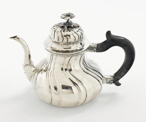 Hermann Joseph von der Rennen - A Cologne silver teapot. Marks of Hermann Joseph von der Rennen, 1760 - 65.