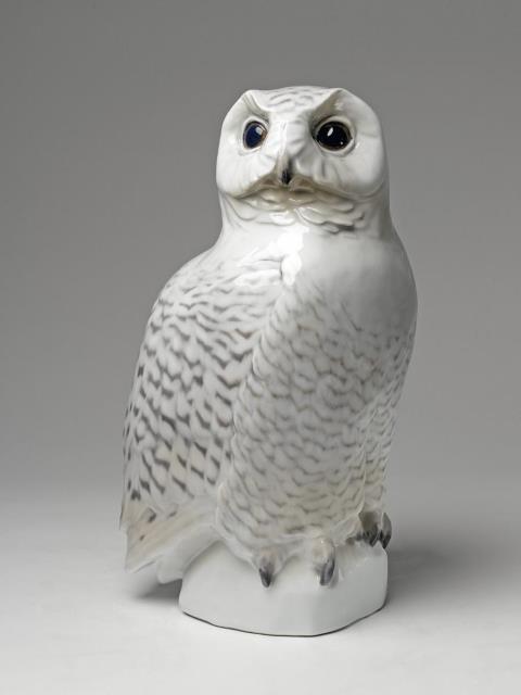 Knud Kyhn - A large Royal Copenhagen figure of a snowy owl.