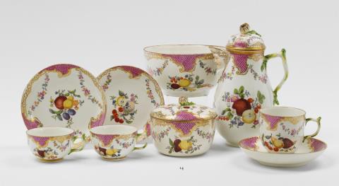  Manufaktur Johann Ernst Gotzkowsky - Several pieces from a Gotzkowsky porcelain coffee service.