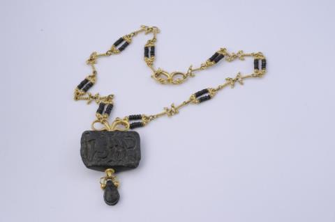 Wolfgang Skoluda - A 22 k hand forged gold collier with ancient Egyptian pendants.